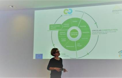 Cristina Sendra explaiing circular construction